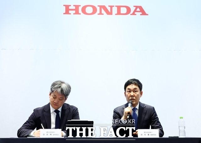 이지홍 혼다 코리아 대표이사(사진상 오른쪽)가 23일 오후 서울 강남구 코엑스에서 열린 혼다 코리아 자동차 시장 철수 관련 기자회견에서 발언하고 있다. /뉴시스