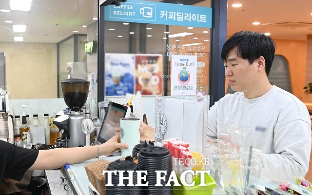 부천시청 구내 카페에서 텀블러로 음료를 주문하는 모습. /부천시