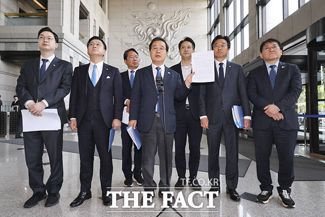  '쌍방울 주가 조작 무마 의혹' 관련 현장조사 마친 후 취재진에게 브리핑하는 국조특위 여당 위원들.