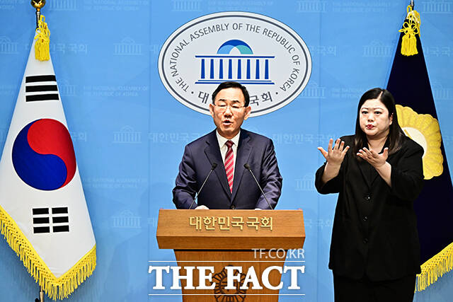 주호영 국회부의장이 23일 오후 서울 여의도 국회 소통관에서 기자회견을 열고 대구시장 출마와 관련된 발언을 하고 있다. /국회=배정한 기자