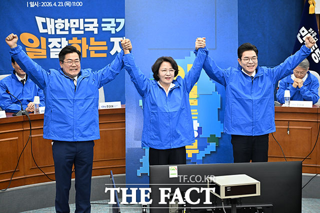 박찬대 더불어민주당 인천시장 후보와 추미애 경기도지사 후보, 정원오 서울시장 후보(왼쪽부터)가 3일 오전 서울 여의도 국회에서 열린 더불어민주당 16개 광역단체장 후보 연석회의에 참석해 퍼즐을 완성한 후 포즈를 취하고 있다. /국회=서예원 기자