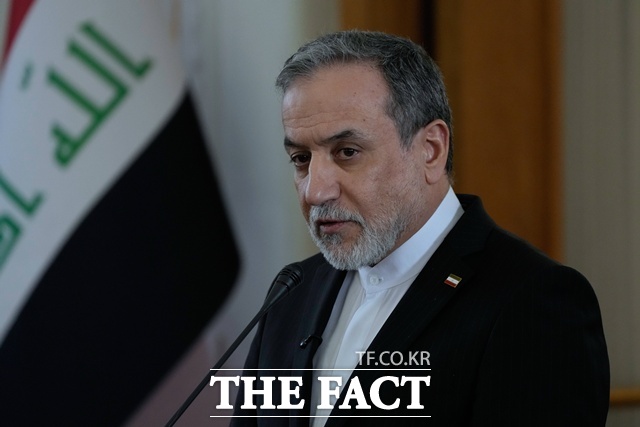 23일 외교부에 따르면 정병하 외교장관 특사는 지난 22일 압바스 아락치 이란 외무부 장관(사진)과 면담하고 중동 정세 및 양국 관계 현안을 논의했다. 사진은 지난 1월 18일 이란 테헤란에서 아락치 장관이 기자회견 하는 모습. /뉴시스, AP