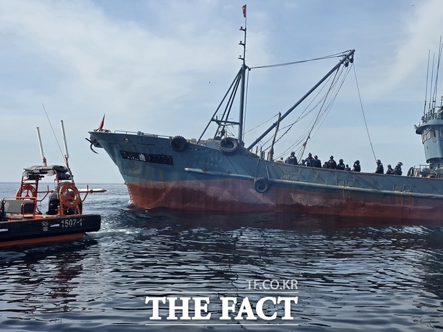 서해 격렬비열도 남서방에서 불법 조업을 한 중국어선이 태안해경에 나포돼 태안 신진항으로 압송된 모습. /태안해양경찰서.