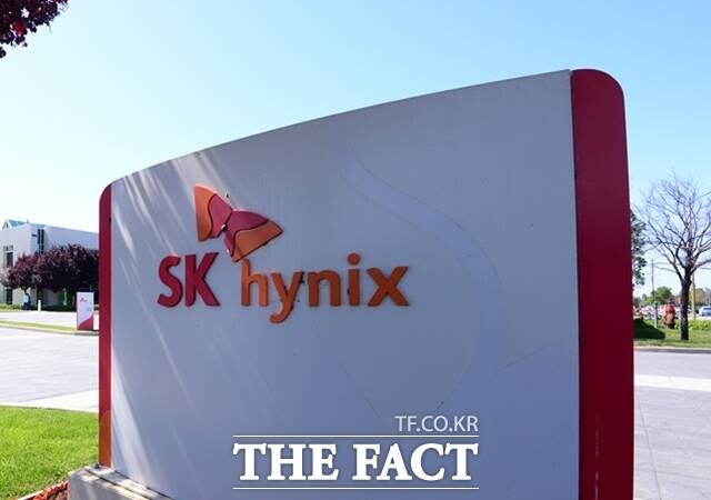 SK하이닉스가 지속되는 AI 반도체 수요 급증에 힘입어 올해 1분기 역대 최대인 매출 52조5763억원, 영업이익 37조6103억원을 달성했다. /더팩트 DB