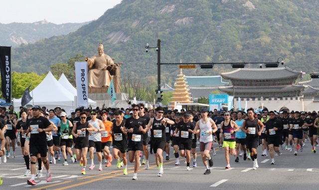 서울시가 오는 26일 오전 7시 30분 광화문광장을 출발해 여의도공원과 월드컵공원으로 이어지는 서울하프마라톤을 개최한다. /서울시