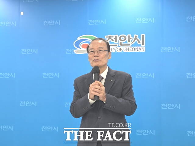 김희곤 독립기념관장이 23일 천안시청 브리핑실에서 기자간담회를 하고 있다. /정효기 기자