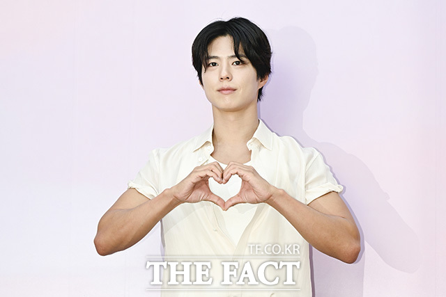 박보검이 포즈를 취하고 있다.