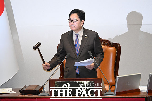 우원식 국회의장이 23일 오후 서울 여의도 국회에서 열린 제 434회국회(임시회) 7차 본회의에서 의사봉을 두드리고 있다. /국회=서예원 기자
