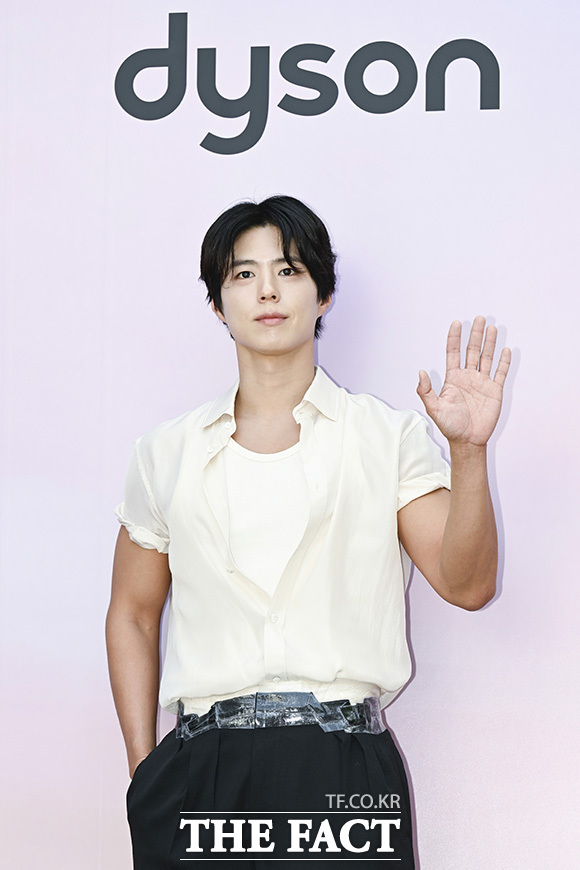 박보검이 포즈를 취하고 있다.