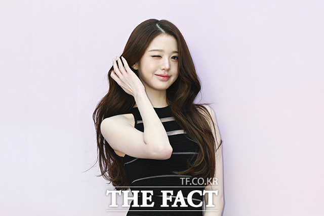 장원영이 윙크를 하고 있다.