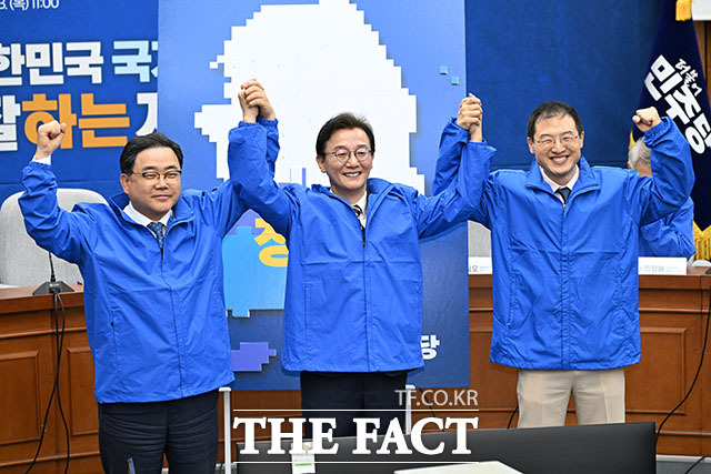 허성무 더불어민주당 경남도당위원장과 전재수 부산시장 후보, 김상욱 울산시장 후보(왼쪽부터).