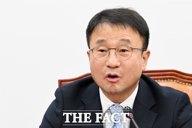 한병도 더불어민주당 의원이 23일 원내대표 경선 출마를 선언했다. 사진은 한 의원이 지난 21일 오전 서울 여의도 국회에서 열린 원내대책회의에서 모두발언을 하고 있는 모습. /남용희 기자