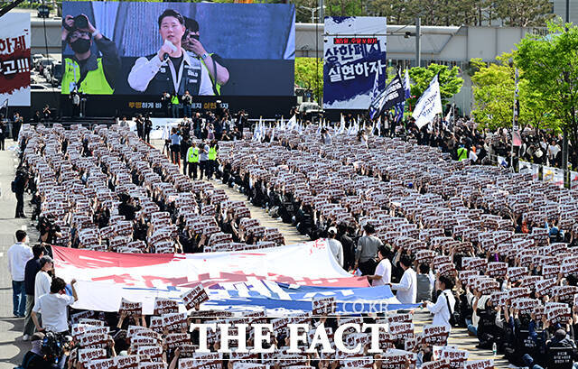 삼성전자 노동조합 공동투쟁본부가 23일 오후 경기 삼성전자 평택캠퍼스 앞에서 '4.23 투쟁 결의대회'를 연 가운데 노조원들이 구호를 외치고 있다. /평택=임영무 기자