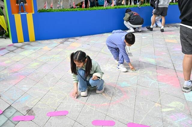 서울디자인재단은 내달 2일부터 5일까지 DDP 야외 전관에서 어린이 디자인 페스티벌을 개최한다고 24일 밝혔다. 사진은 종일 디자인 놀이터 모습. /서울디자인재단