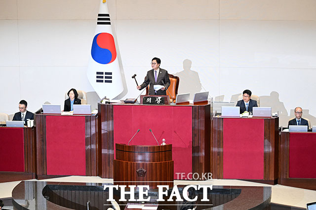 우원식 국회의장이 23일 오후 서울 여의도 국회에서 열린 제 434회국회(임시회) 7차 본회의에서 의사봉을 두드리고 있다. /국회=서예원 기자