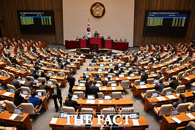 우원식 국회의장이 23일 오후 서울 여의도 국회에서 열린 제 434회국회(임시회) 7차 본회의에서 의사봉을 두드리고 있다. /국회=서예원 기자