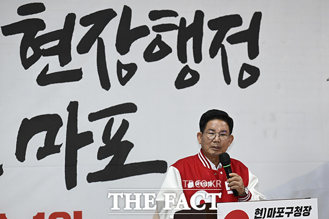 박강수 마포구청장이 23일 오후 서울 마포구 합정동 선거사무소에서 열린 기자회견에 참석해 제9회 전국동시지방선거 재선 출마를 선언하고 있다. /송호영 기자