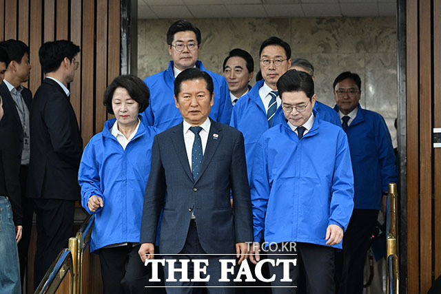 더불어민주당 정청래 대표(가운데)와 6·3 지방선거에 출마할 16개 광역단체 후보가 연석회의에 참석하고 있다.