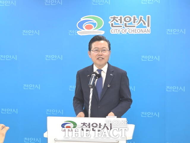 장기수 더불어민주당 천안시장 예비후보가 23일 천안시청 브리핑실에서 기자회견을 열고 천안의 미래 비전을 밝히고 있다. /정효기 기자