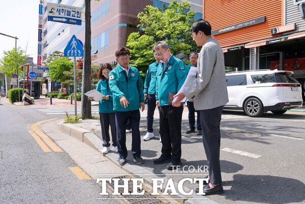 최충규 대덕구청장(왼쪽 두 번째)과 대덕구 관계자들이 23일 여름철을 앞두고 빗물받이 준설 상태를 점검하고 있다. /대덕구