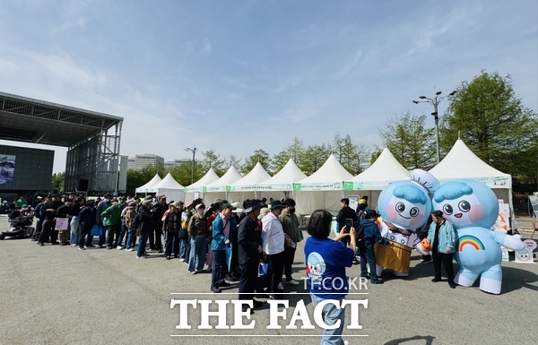 대전시설관리공단이 23일 대전 엑스포시민광장에서 열린 제46회 장애인의 날 행사에서 무지개복지공장의 캐릭터 '꾸무'를 활용한 체험형 포토존 이벤트를 운영했다. /대전시설관리공단