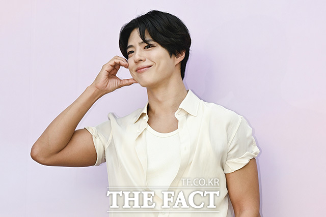 박보검이 포즈를 취하고 있다.