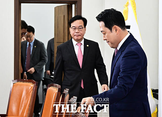 장동혁 국민의힘 대표(가운데)가 23일 오전 서울 여의도 국회에서 열린 최고위원회의에 참석해 모두발언을 하고 있다. /국회=배정한 기자