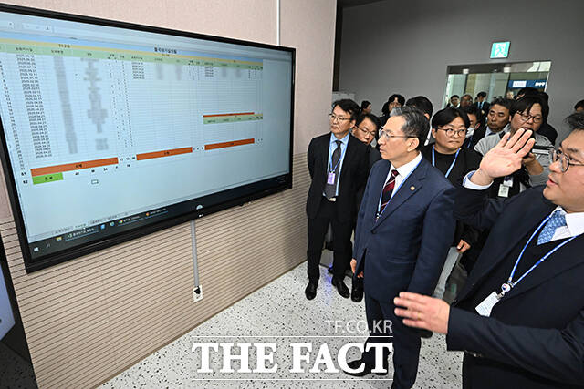 김정도 인천공항출입국·외국인청장의 업무보고 받는 정성호 법무부 장관. /공항사진기자단