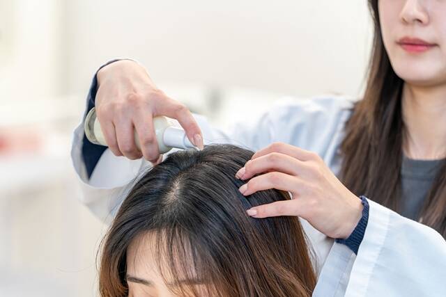 한국콜마가 두피에 사용 가능한 자외선 차단제 '스칼프 선에센스'를 개발했다고 23일 밝혔다. /한국콜마