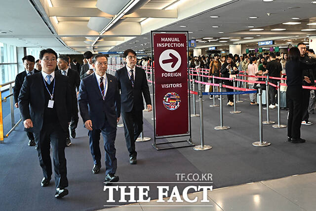김정도 인천공항출입국·외국인청장의 업무보고 받는 정성호 법무부 장관. /공항사진기자단