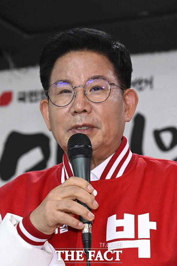 박강수 구청장이 공약을 밝히고 있다.