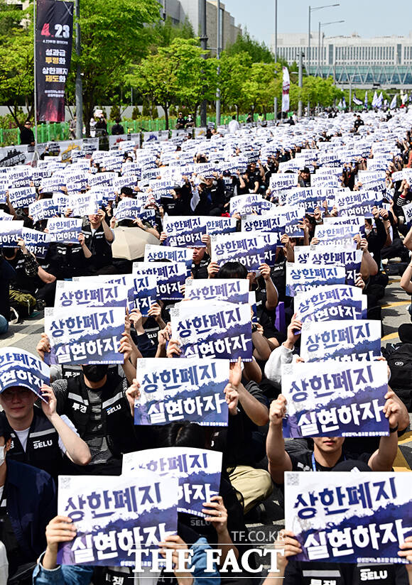 최승호 삼성전자 초기업노조 위원장(가운데) 23일 오후 경기 삼성전자 평택캠퍼스 앞에서 열린 '4.23 투쟁 결의대회'에 참석해 크레인 위에서 발언을 하고 있다. /평택=임영무 기자