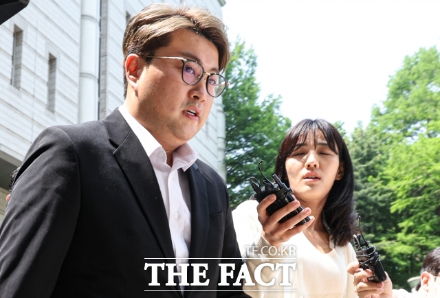 이번주 이슈토크의 첫 번째 주인공은 음주 교통사고를 내고 복역중인 가수 김호중으로, 현재 김호중이 보유한 지분은 약 7.43%, 금액으로는 약 50억 원 수준으로 추산되고 있다. /더팩트 DB