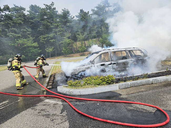 23일 오전 11시 46분쯤 상주시 사벌국면 삼덕리 경천대 주차장에 주차돼 있던 차량에서 불이나 신원 미상의 1명이 심정지 상태로 발견됐다. /경북소방본부