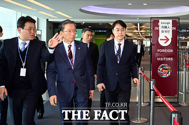 김정도 인천공항출입국·외국인청장의 업무보고 받는 정성호 법무부 장관. /공항사진기자단