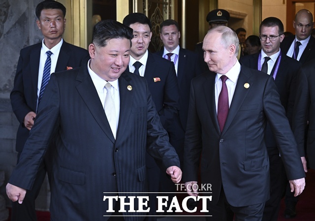 조로(북러) 친선병원 착공은 2024년 6월 블라디미르 푸틴 러시아 대통령(오른쪽) 방북 당시 체결된 경제 분야 협정의 후속 이행 성격이 강하다는 의견이다. 사진은 김 위원장과 푸틴 대통령이 지난해 9월 3일(현지시간) 중국 베이징 댜오위타이 영빈관에서 회담을 마친 후 나오는 모습. /뉴시스, AP