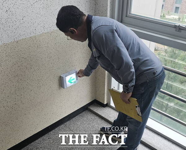 금산군 관계자가 23일 청소년 수련시설 안전 점검을 실시하고 있는 모습. /금산군