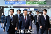  인천국제공항 현장점검 나선 정성호 법무부 장관 [TF사진관]