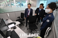  인천공항 출국장 찾은 정성호 법무장관 [포토]