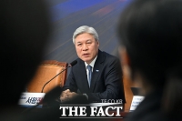  서왕진, 與 겨냥 