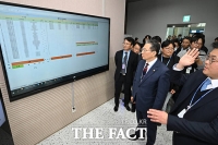  출국대기실 현황 살펴보는 정성호 법무부 장관 [포토]