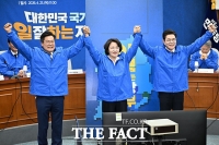  민주당 광역단체장 후보들, '승리 다짐' 전국 지도 완성 퍼포먼스 [TF사진관]