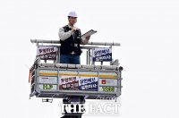  크레인 위에서 발언하는 최승호 삼성전자 초기업노조위원장 [포토]