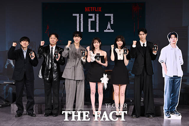 넷플릭스 새 시리즈 '기리고'가 24일 전 세계에 공개된다. 사진은 박윤서 감독과 배우 노재원 이효제 강미나 전소영 현우석(왼쪽부터)이 지난 21일 기자간담회에 참석해 포즈를 취하는 모습. /김성렬 기자