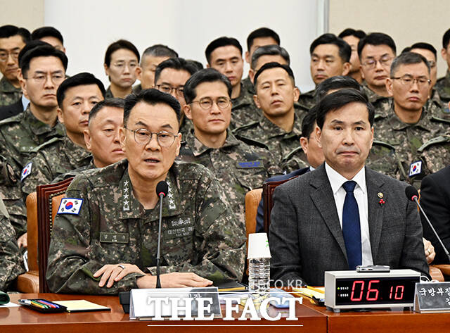 김명수 합동참모의장이 1월 14일 오전 서울 여의도 국회에서 열린 윤석열 정부의 비상계엄 선포를 통한 내란 혐의 진상규명 국정조사 특별위원회 제3차 전체회의에 참석해 질의에 답변을 하고 있다. /국회=배정한 기자