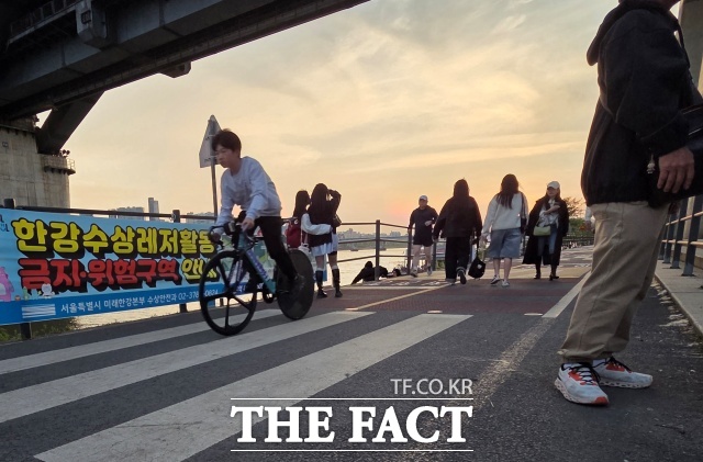 25일 서울시 미래한강본부에 따르면 지난 2021년부터 지난해까지 한강공원 내 자전거 사고는 총 528건 발생했다. 지난 23일 뚝섬한강공원 자전거도로에서 보행자와 자전거가 뒤엉켜 통행하고 있다. /안디모데 기자