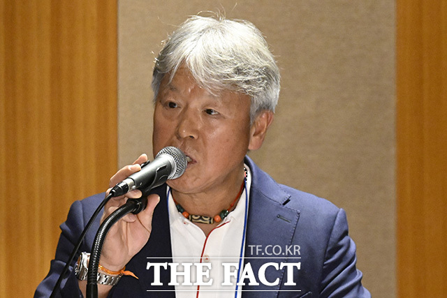 참석자들이 천주산에 대한 설명을 듣고 있다.