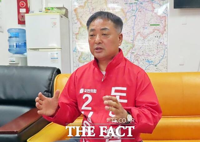 심우성 충남도의원 예비후보가 23일 청양군 자신의 선거사무소에서 <더팩트>와 인터뷰를 하고 있다. /김형중 기자