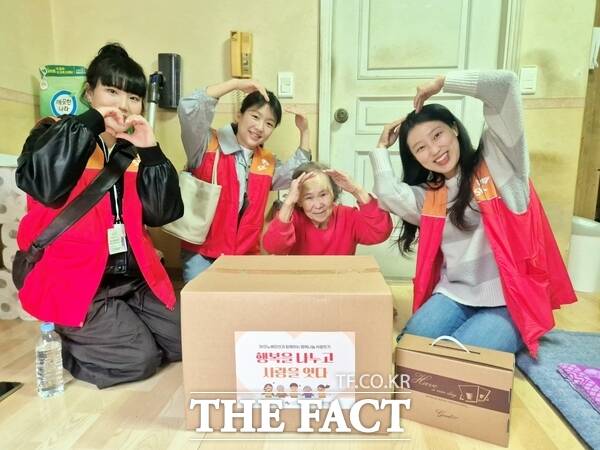 대전시노인복지관이 24일 SK이노베이션과 함께 혼자 사는 노인 가정을 직접 찾아 안부를 살피고 정서적 교류를 이어가는 '2026년 행복 나눔 사랑 잇기 결연사업'을 진행했다. 관계자들이 기념사진을 찍고 있다. /대전시사회서비스원