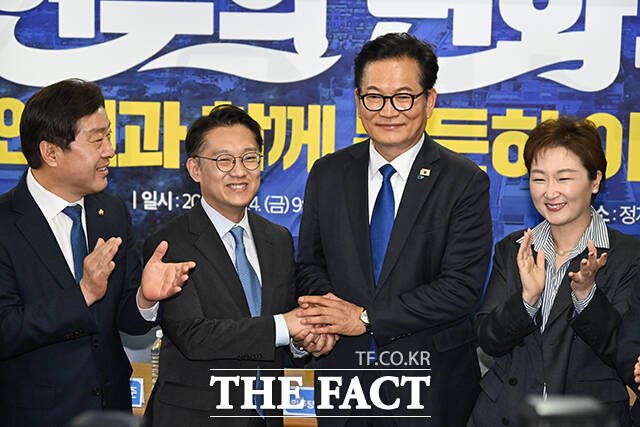 정청래 대표와 최고위원을 비롯한 참석자들이 회의를 앞두고 기념촬영하는 모습.